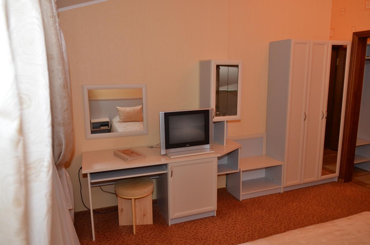 Hotel Serpanok Tyachiv Esterno foto