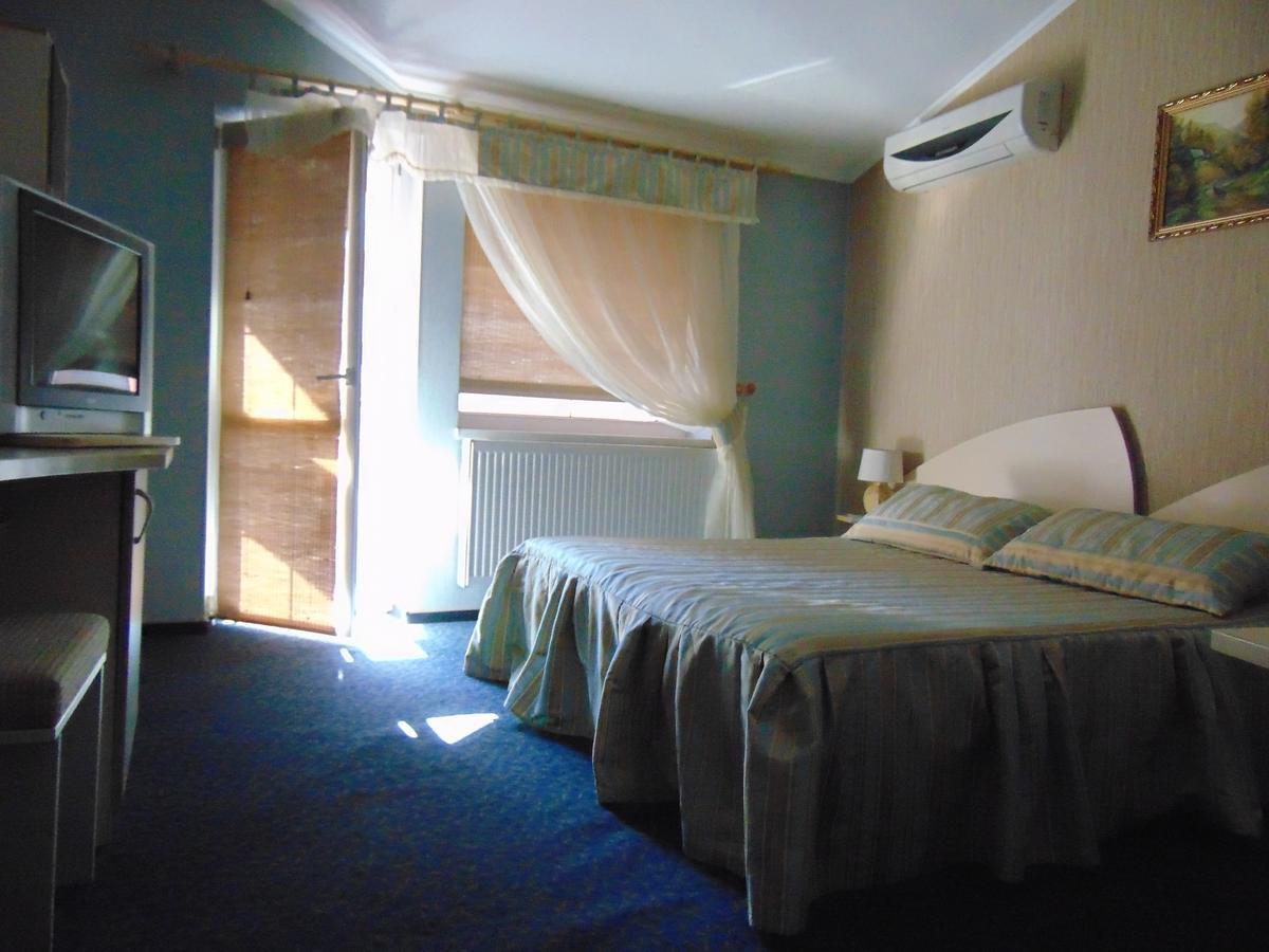 Hotel Serpanok Tyachiv Esterno foto
